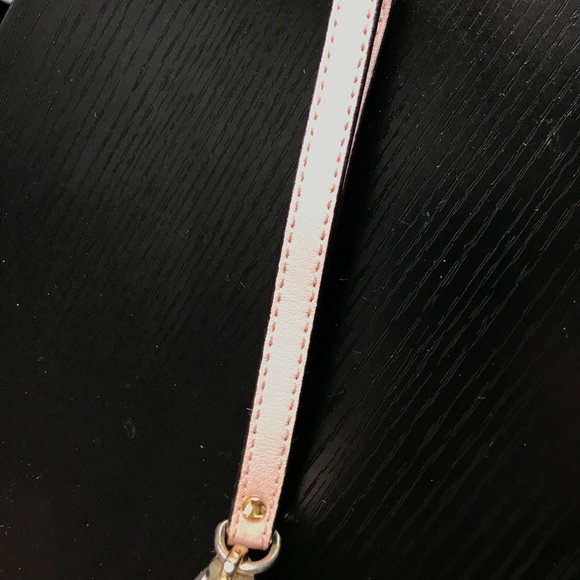 Micheal Kors Blush Wristlet - Picture 4 of 7